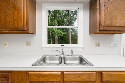 1017 Oakview Rd, High Point, NC 27265 photo 9