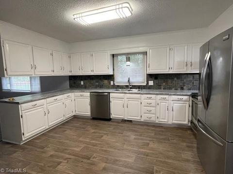 1130 Tangle Ln, High Point, NC 27265 photo 9