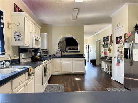 415 Marshall Johnson Rd, Pilot Mountain, NC 27041 photo 7