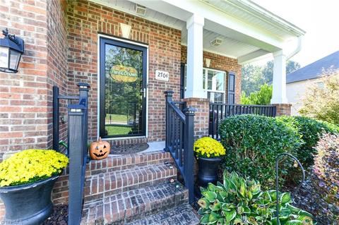 2704 Splitbrooke Dr, High Point, NC 27265 photo 2