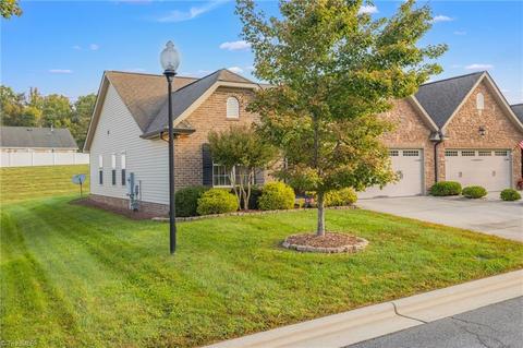 654 Chas Ct, High Point, NC 27265 photo 2