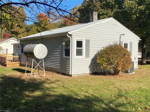 135 Moncus Ln, State Road, NC 28676 photo 3