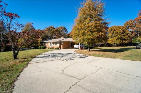 2310 Hemlock Dr, High Point, NC 27265 photo 4