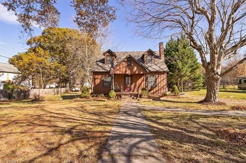 1007 Pine Circle Dr, High Point, NC 27265 photo 1