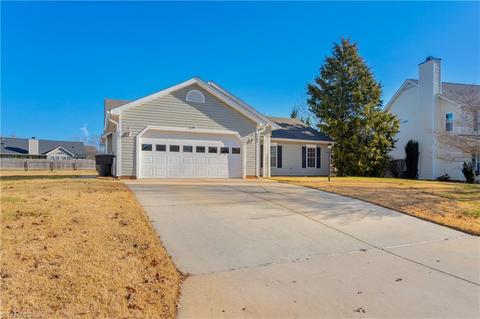 3589 Bent Trace Dr, High Point, NC 27265 photo 2