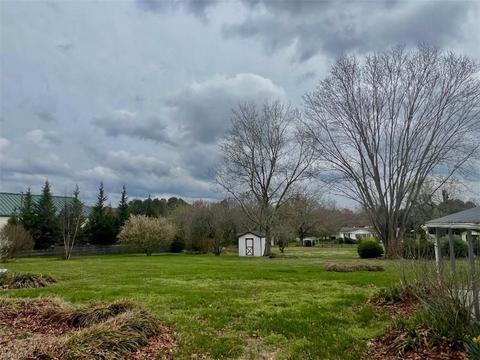 1544 E Pine St, Mount Airy, NC 27030 photo 8