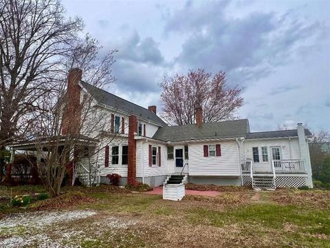 1544 E Pine St, Mount Airy, NC 27030 photo 4