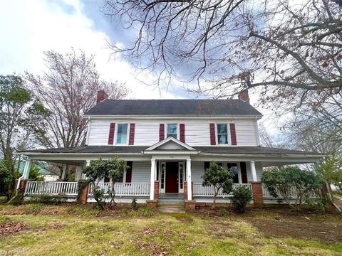 1544 E Pine St, Mount Airy, NC 27030 photo 1