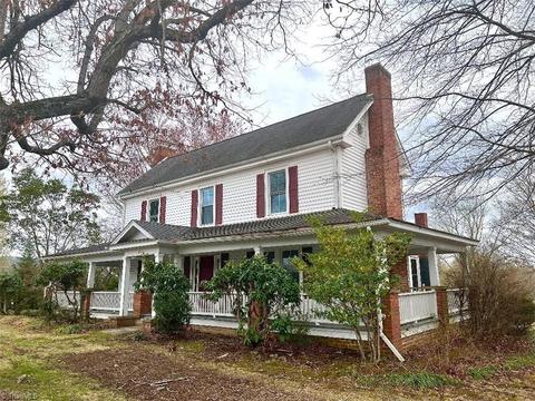 1544 E Pine St, Mount Airy, NC 27030 photo 2