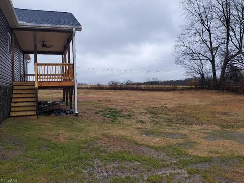 115 Oriole Way, Pilot Mountain, NC 27041 photo 4