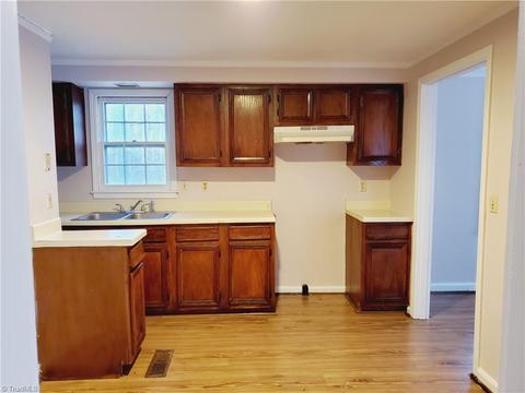 1404 Waterloo Dr, High Point, NC 27260 photo 9