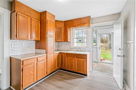 1015 Meredith St, High Point, NC 27260 photo 9