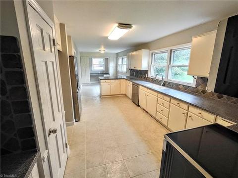 1602 Cherokee Dr, High Point, NC 27262 photo 18