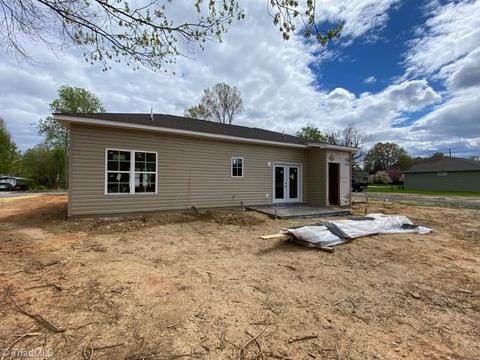 859 Friendly Rd, Eden, NC 27288 photo 2