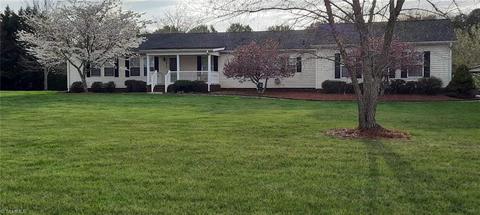 1015 Sechrist Loop, Pilot Mountain, NC 27041 photo 3