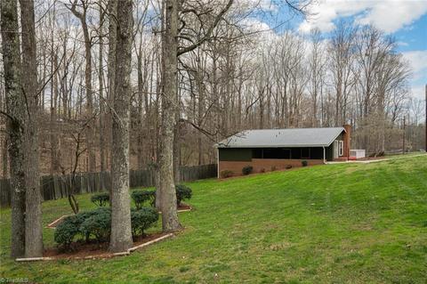 307 Mohawk Dr, High Point, NC 27262 photo 2