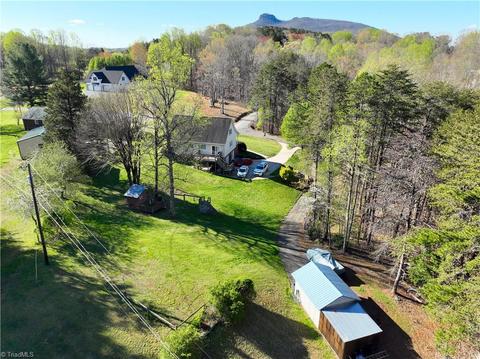 136 Heidi Ct, Pilot Mountain, NC 27041 photo 2