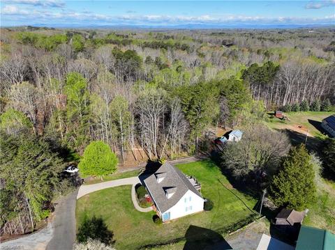 136 Heidi Ct, Pilot Mountain, NC 27041 photo 4