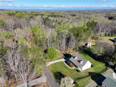 136 Heidi Ct, Pilot Mountain, NC 27041 photo 3