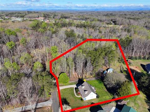 136 Heidi Ct, Pilot Mountain, NC 27041 photo 6