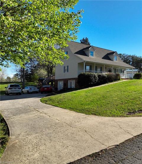 136 Heidi Ct, Pilot Mountain, NC 27041 photo 1
