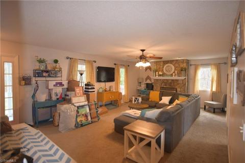 136 Heidi Ct, Pilot Mountain, NC 27041 photo 11