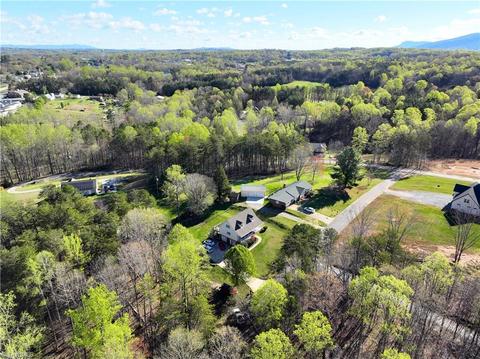 136 Heidi Ct, Pilot Mountain, NC 27041 photo 7