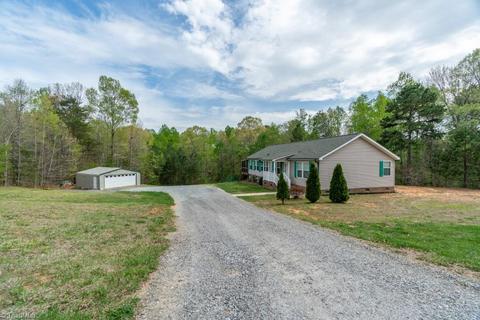1376 Bradley Rd, Pinnacle, NC 27043 photo 4