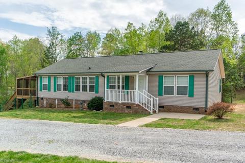1376 Bradley Rd, Pinnacle, NC 27043 photo 2