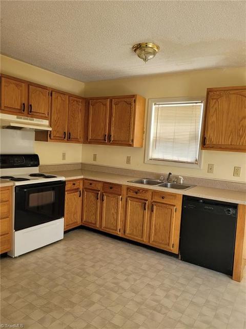 2708 Reginald Ct, High Point, NC 27260 photo 2