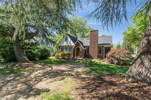 800 Chestnut Dr, High Point, NC 27262 photo 2