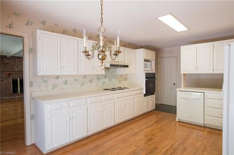 1226 Yorkshire Dr, High Point, NC 27262 photo 8