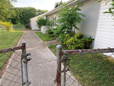 522 E Main St, Pilot Mountain, NC 27041 photo 3
