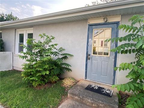 522 E Main St, Pilot Mountain, NC 27041 photo 4