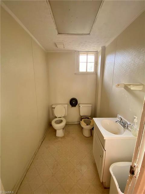 522 E Main St, Pilot Mountain, NC 27041 photo 10