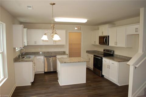 3202 Forestview Dr, High Point, NC 27260 photo 2