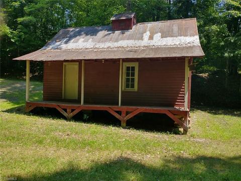 288 E Collins Ln, Dobson, NC 27017 photo 3