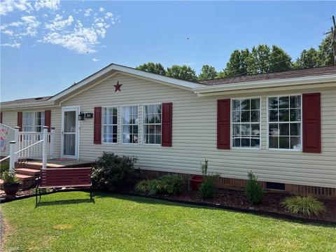 206 Ryan St, Dobson, NC 27017 photo 2