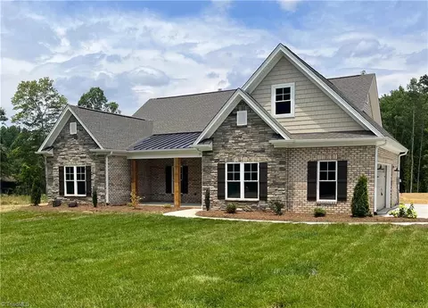171 Golf Course Rd, Pilot Mountain, NC 27041