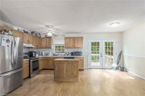 1 Candlestick Dr, Thomasville, NC 27360 photo 4