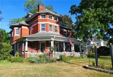 618 Main St N, Mount Airy, NC 27030