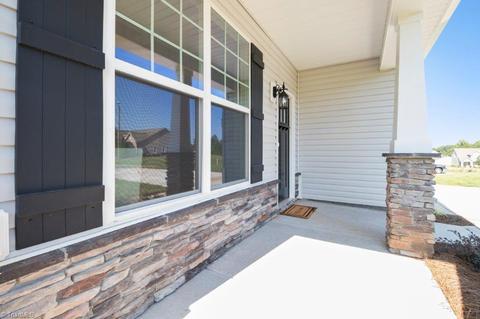 105 Pilot Bluff Dr, King, NC 27021 photo 4