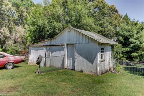 715 Spring St, Eden, NC 27288 photo 9