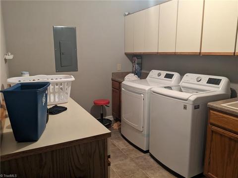 506 Harrogate Ct, High Point, NC 27262 photo 5