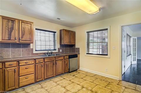 3219 Forestview Dr, High Point, NC 27260 photo 11