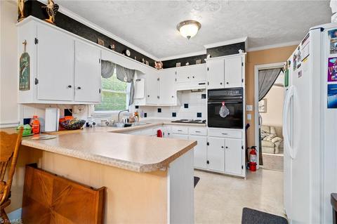 3911 Kim Dr, High Point, NC 27265 photo 13