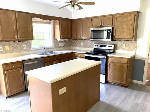 4427 Deacon Ct, High Point, NC 27265 photo 3