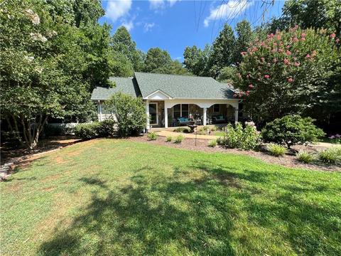 450 Winchester Dr, King, NC 27021 photo 2