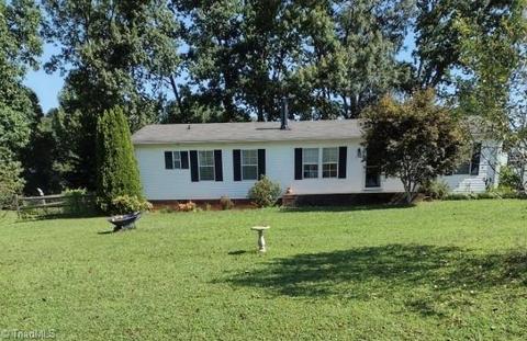 178 Manor Ln, Hiddenite, NC 28636 photo 1