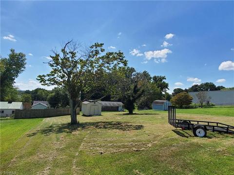 150 E Highland Ave, Elkin, NC 28621 photo 3
